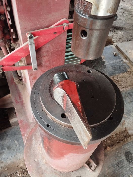 Prasa hydrauliczna. Rębak do drewna.