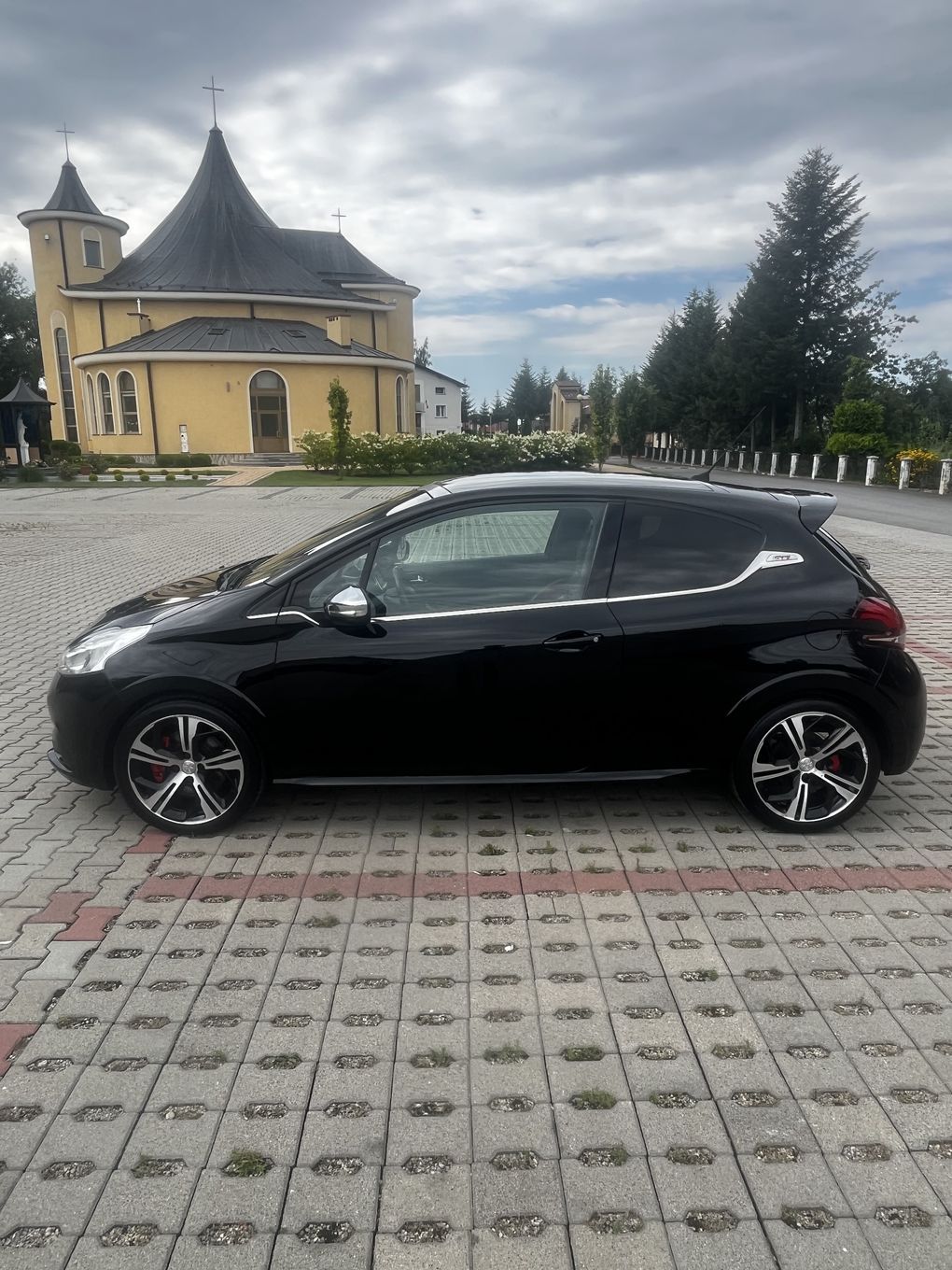 Peugeot 208 Gti z 2017 roku.