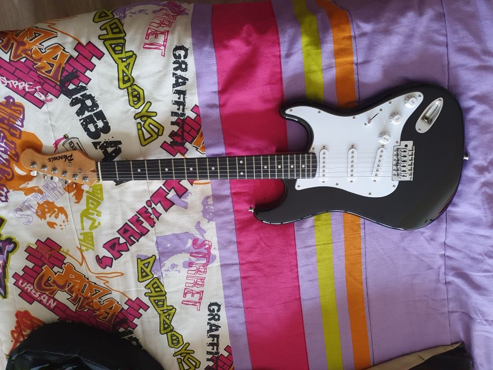 Guitarra Stratocaster + Amplificador Roland + Cabo Fender + Estojo