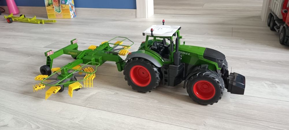 Traktor zdalnie sterowany Fendt z przegrabiarką