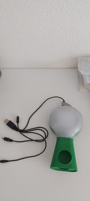 Фонарик заряжается от солнечной батореи и от сети заряжает мобильны