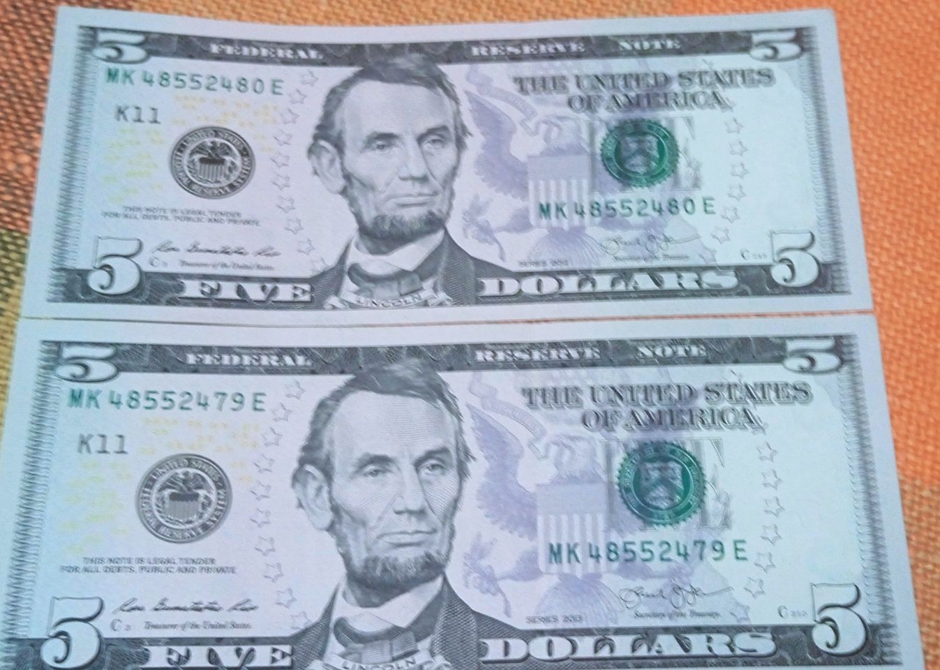 2 банкноти номіналом в 5 доларів