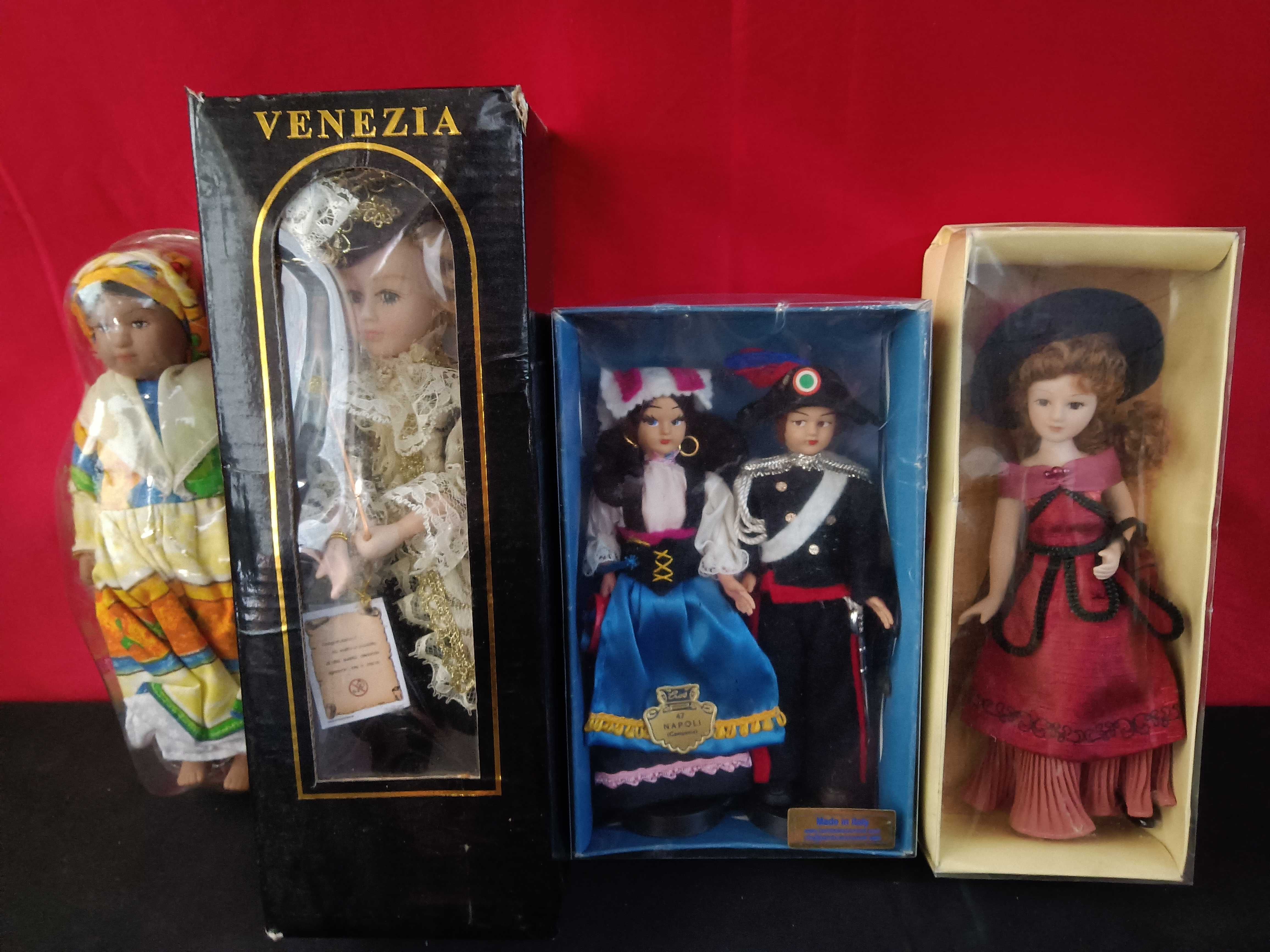 Bonecos em trajes regionais