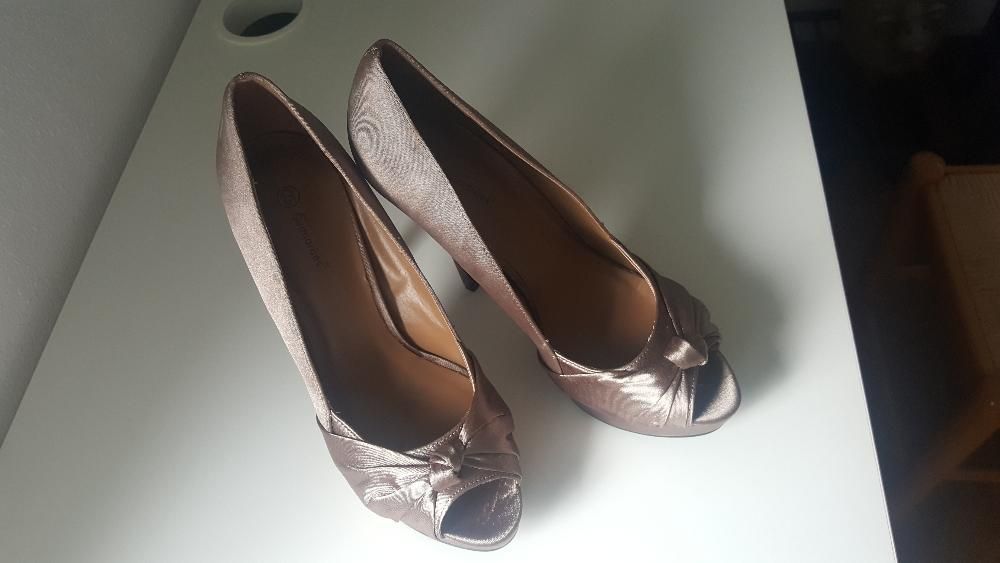 Sapatos cetim Bronze salto alto NOVOS