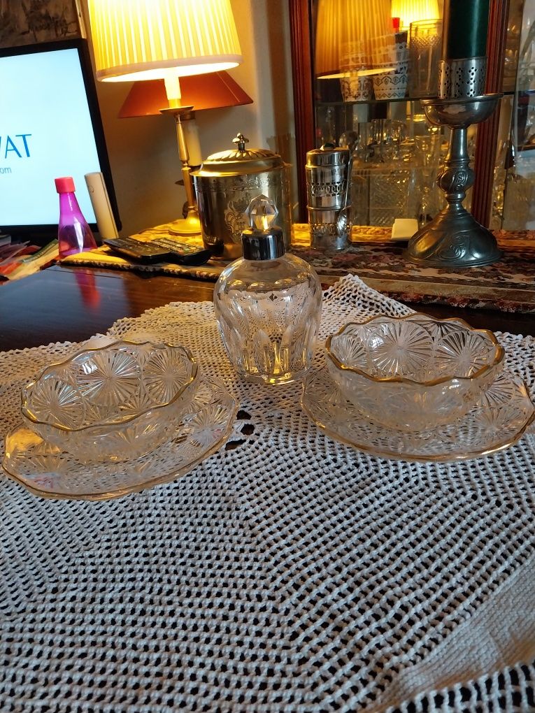 Frasco de cristal p/ perfume e 2 conjuntos de taça  e prato