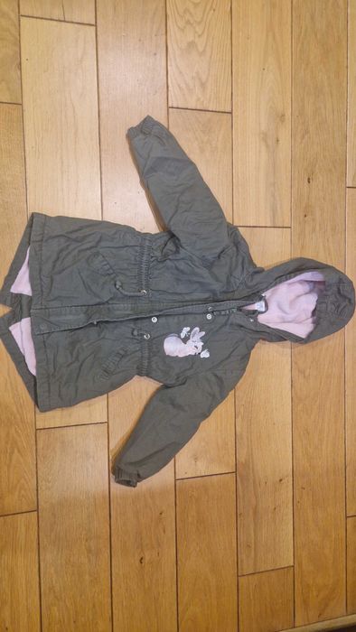 Dziecięca kurtka z kapturem w rozmiarze 98