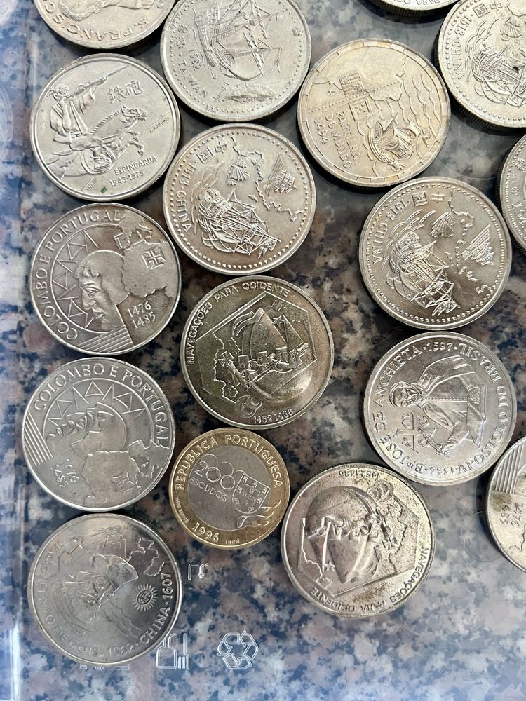 Moedas de 200 escudos de vários anos