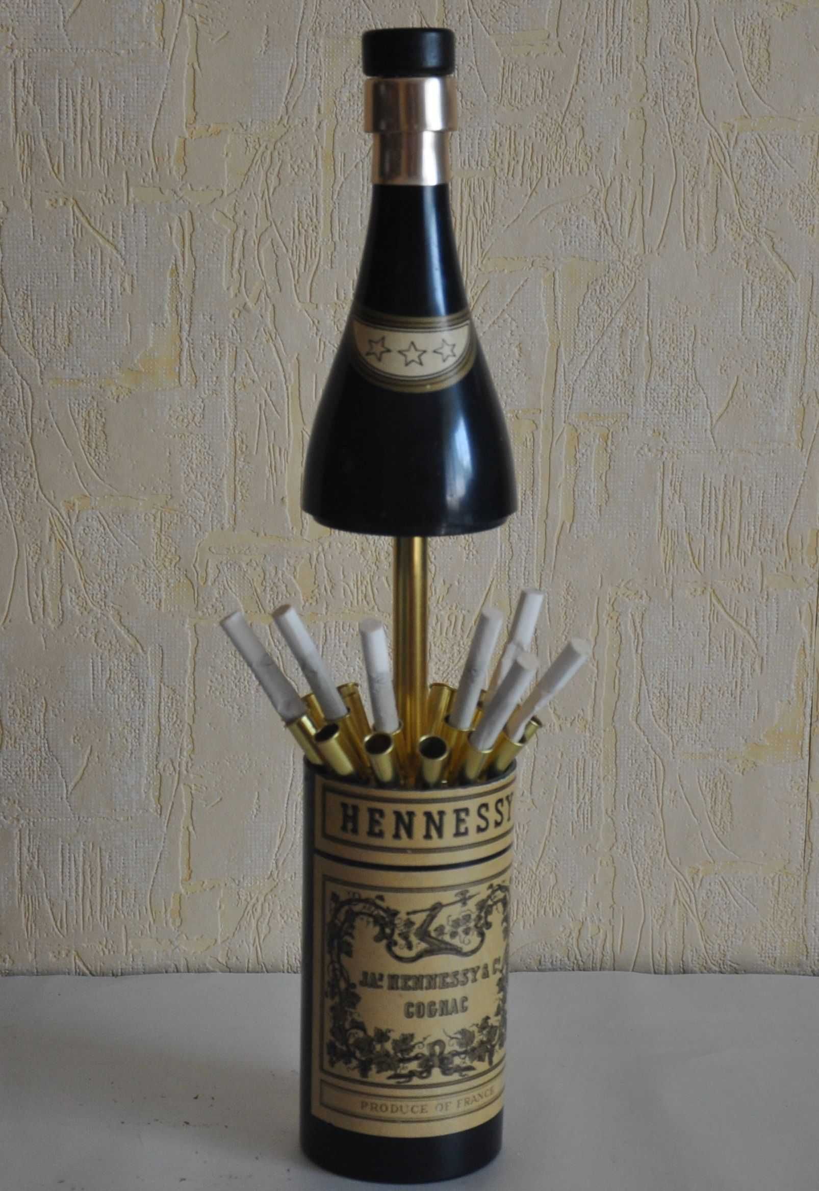 Papierośnica w formie butelki Hennessy z pozytywką