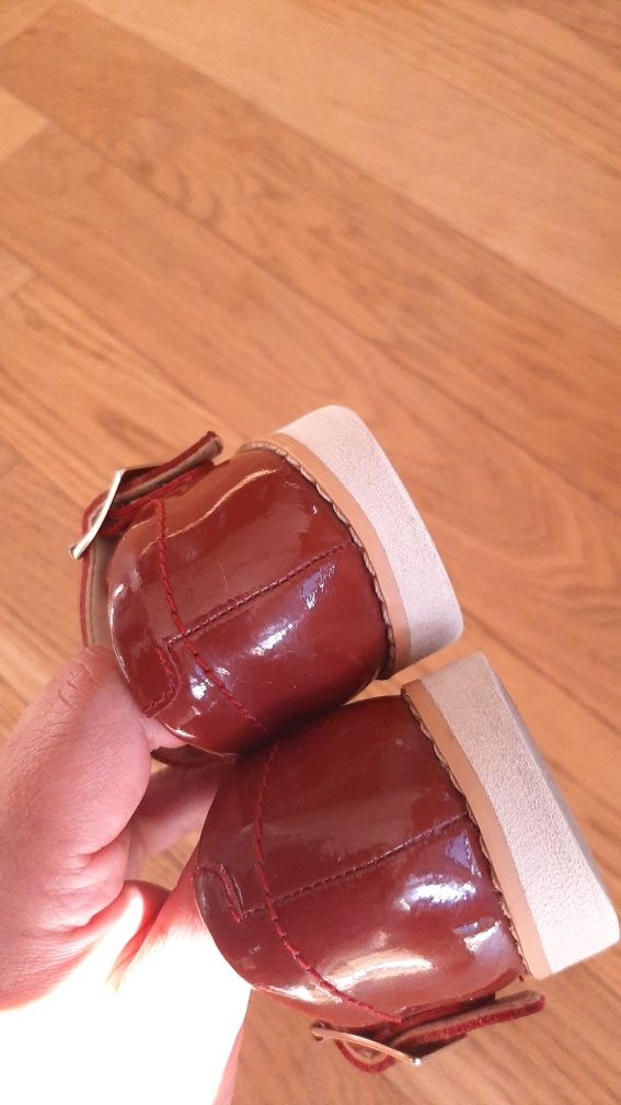 Sprzedam lakierki marki Clarks, stan bdb, rozm. 22