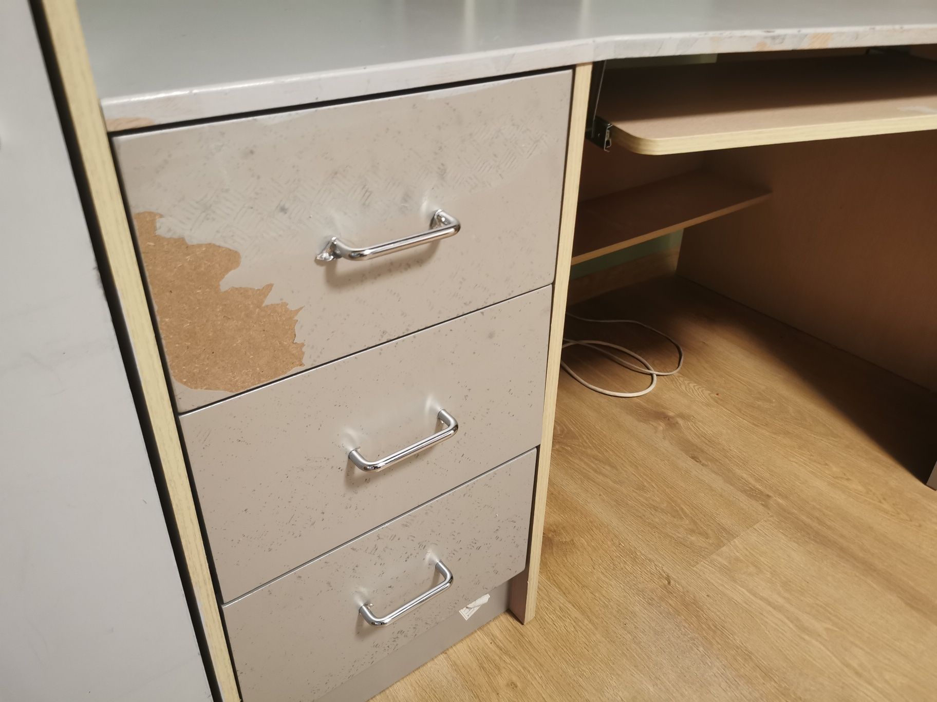 Łóżko piętrowe z biurkiem, szufladami i szafą.