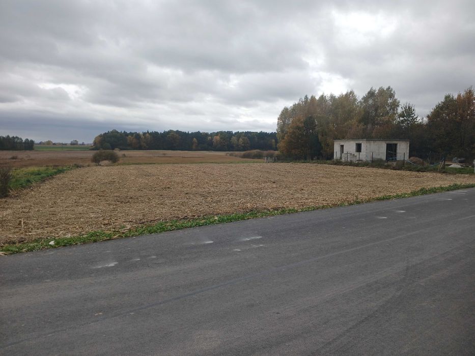 Sprzedam działkę budowlaną 63 ar