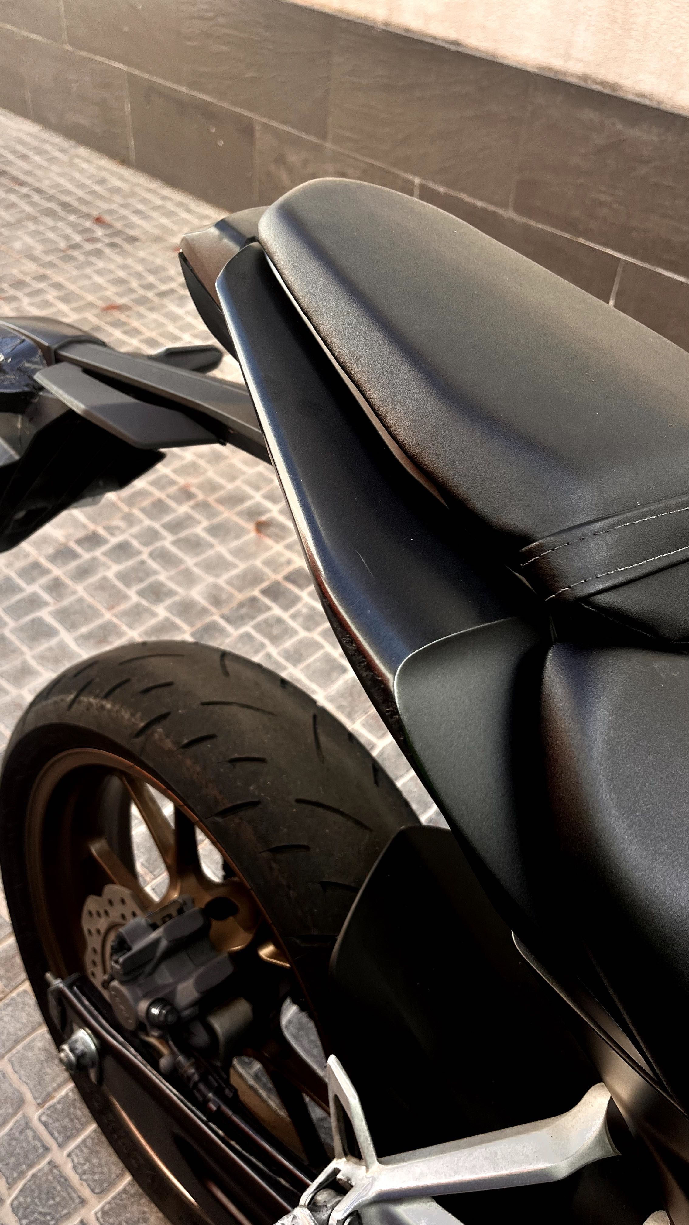 Honda CB125R Preta e cinza