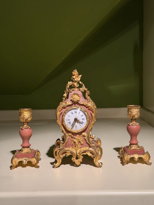 Elegancki Miniaturowy Zegar Kominkowy z Świecznikami – XIX wiek