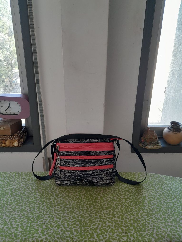 Vendo Mala de Senhora muito bonita como nova
