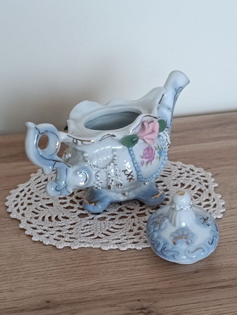 Czajniczek, dzbanuszek porcelanowy