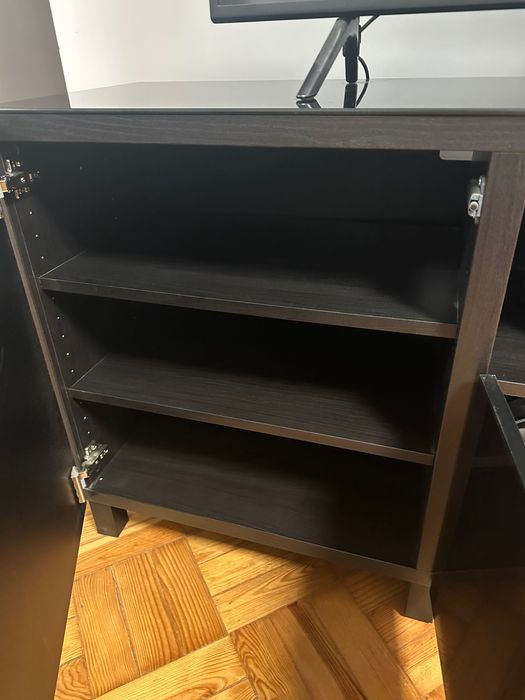 Móvel de TV com tampo de vidro