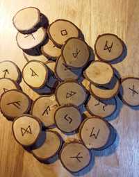 Vendo conjunto de Runas Futhark antigo (Elder Futhark).