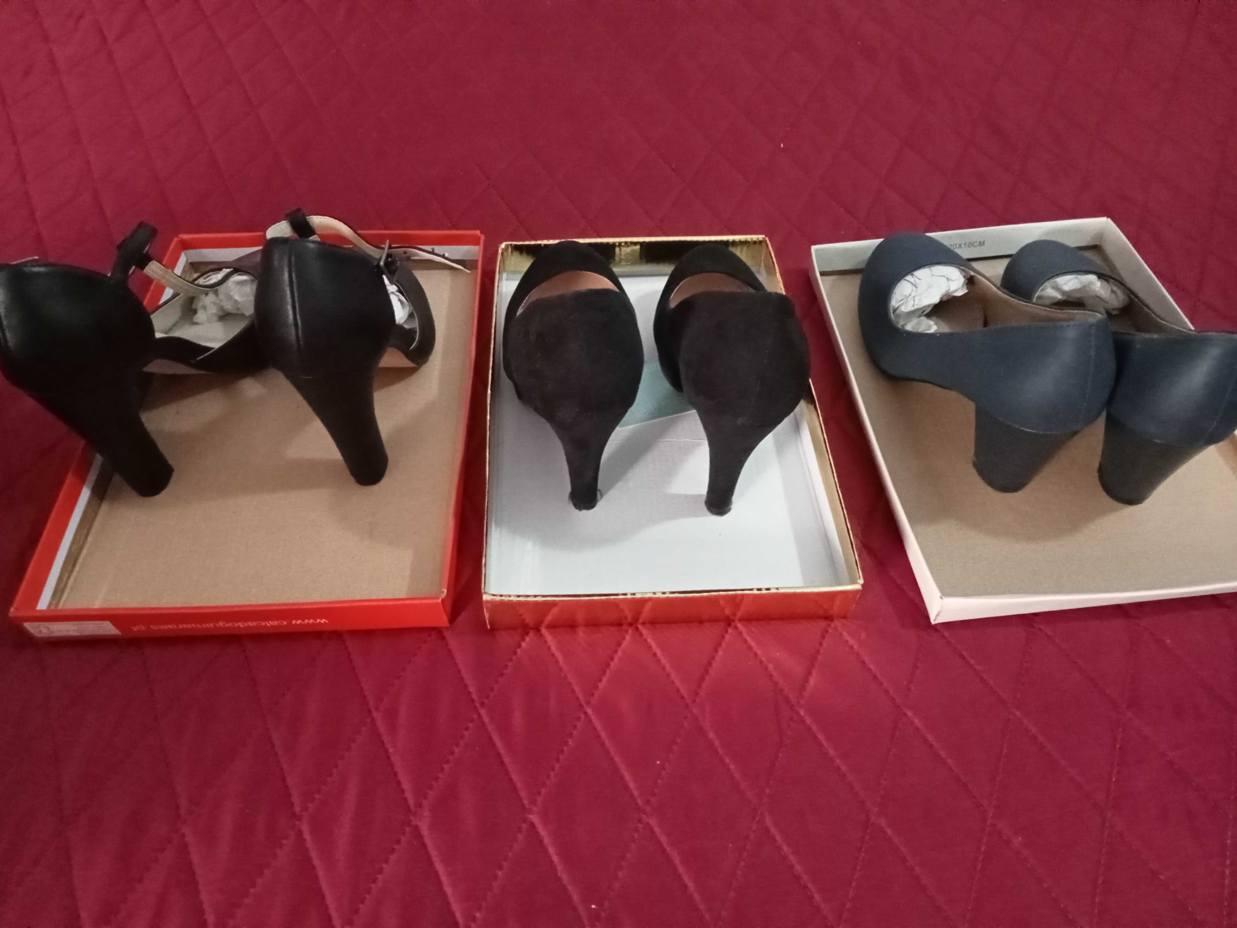 3 pares de sapatos de mulher