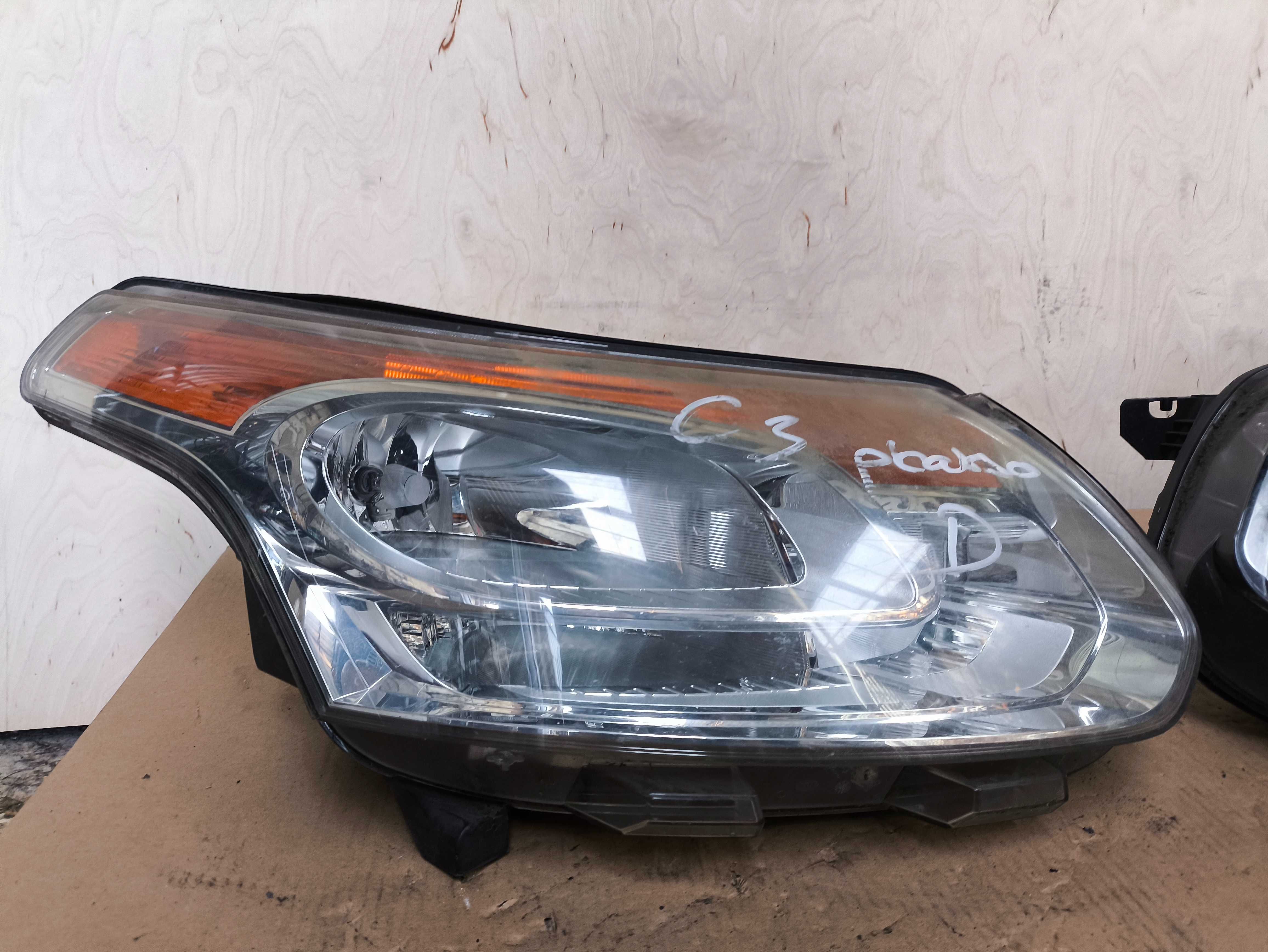 Lampa przednia prawa Citroen C3 Picasso 08-17r 1EG009767 Siedlce