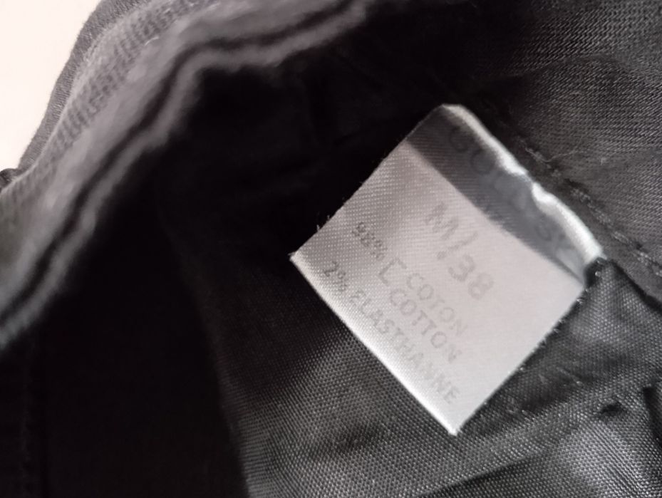 Modna czarna spódniczka z przetarciami i dziurami