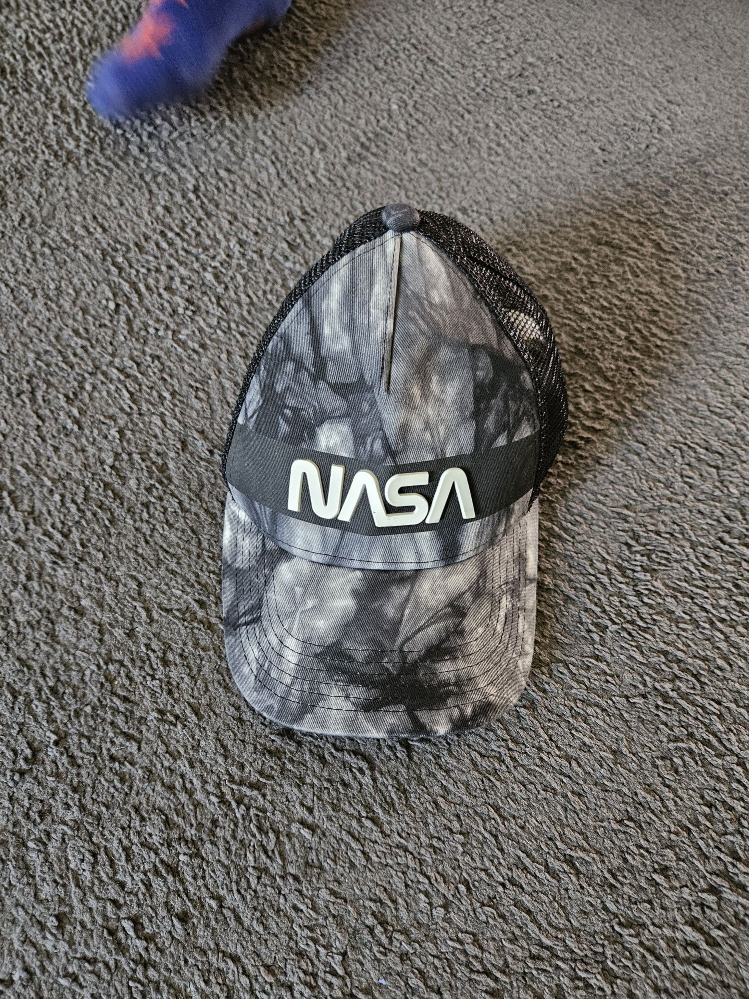 Kapelusz i czapka nasa