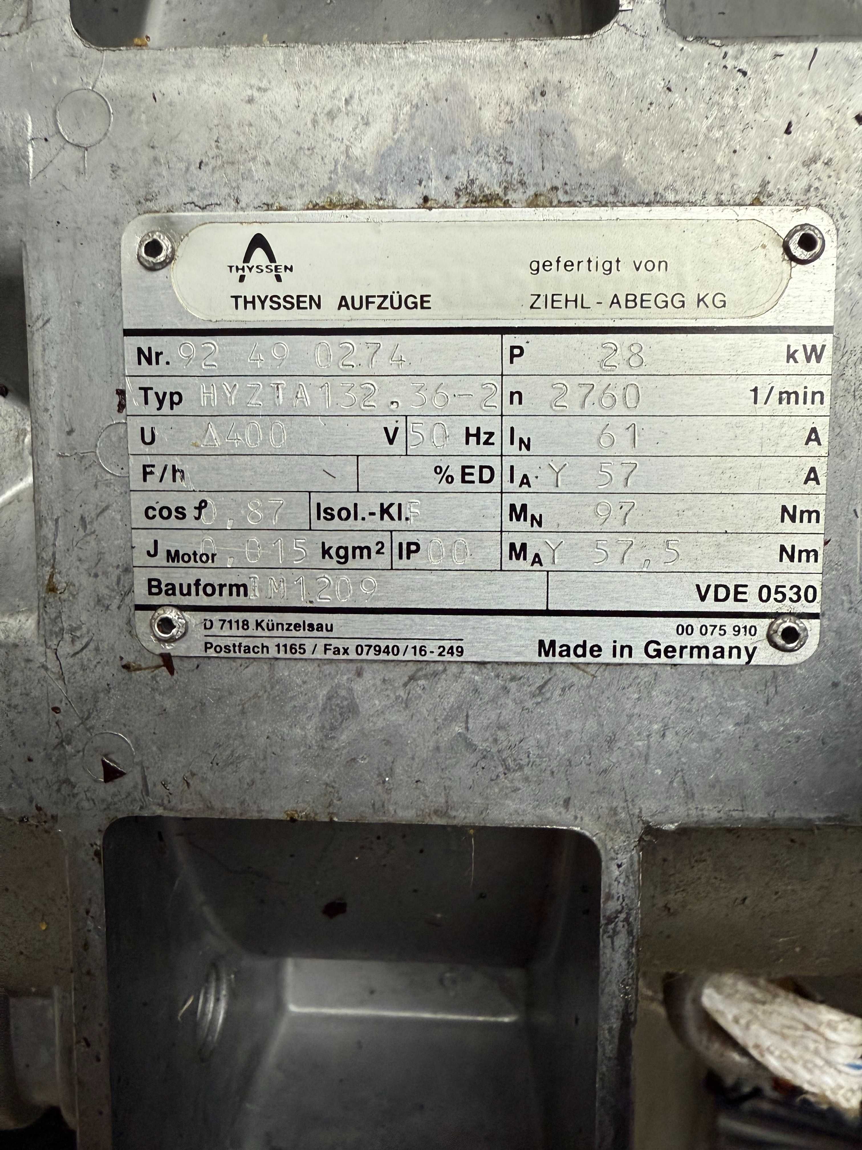 Silnik elektryczny 28 kW z rozdzielaczem do agregatu hydraulicznego.