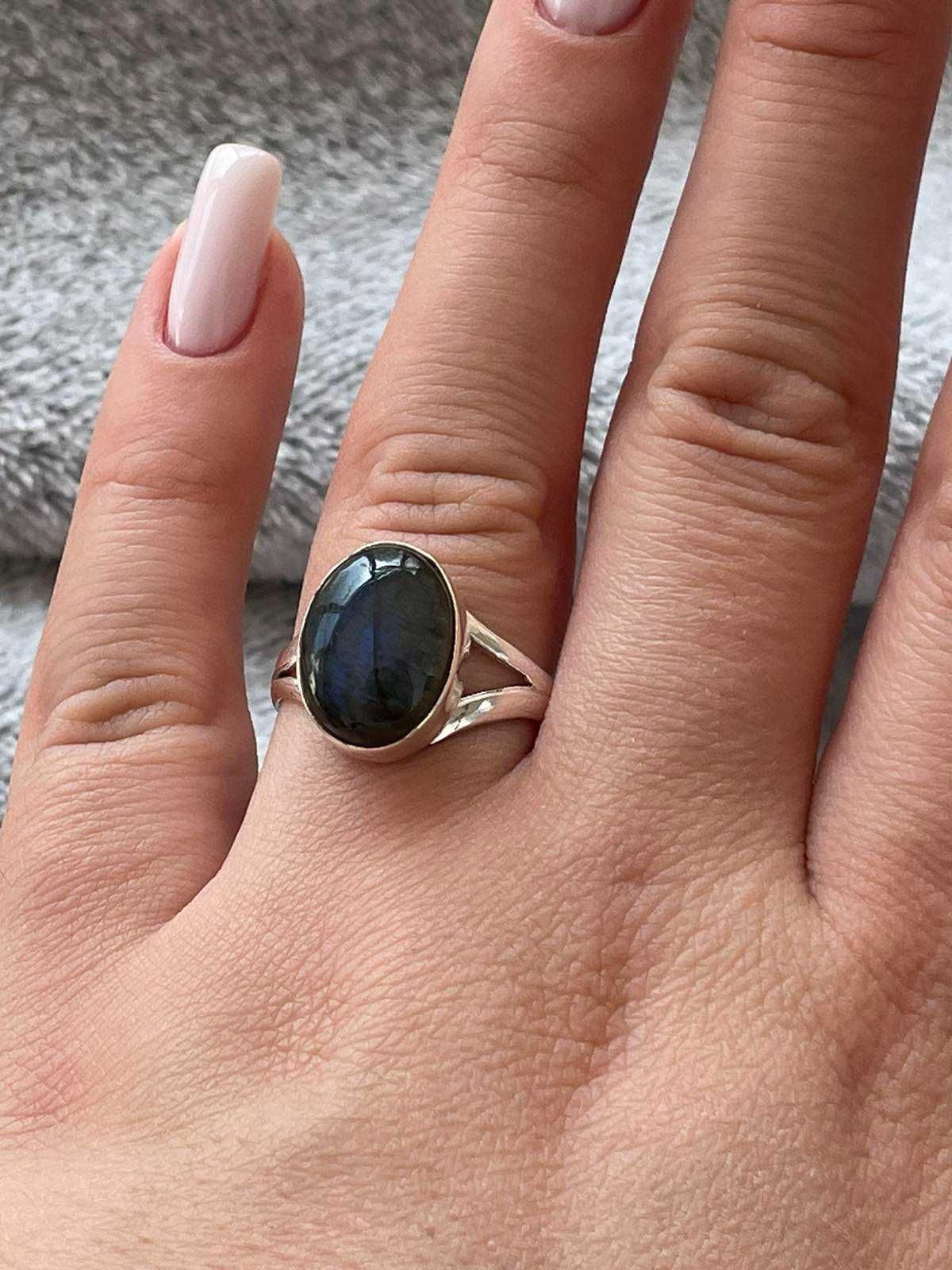 Серебряное кольцо 925 пробы с синим лабрадором. Размер 18.5