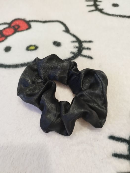 Gumka do włosów w kolorze czarnym Ala satyna