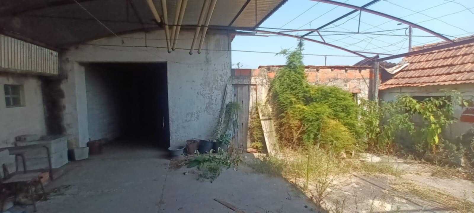 Moradia antiga com terreno