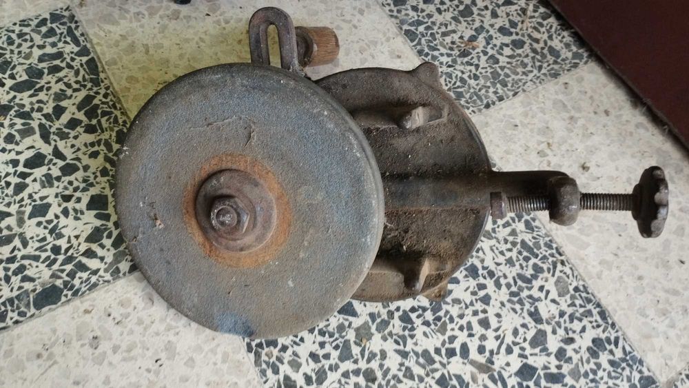 Esmeril manual antigo