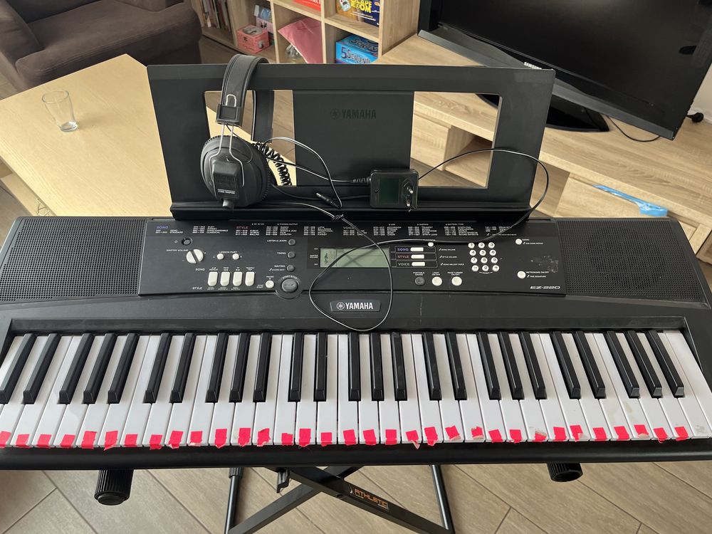 Keyboard Yamaha ze statywem i słuchawkami w komplecie EZ-220