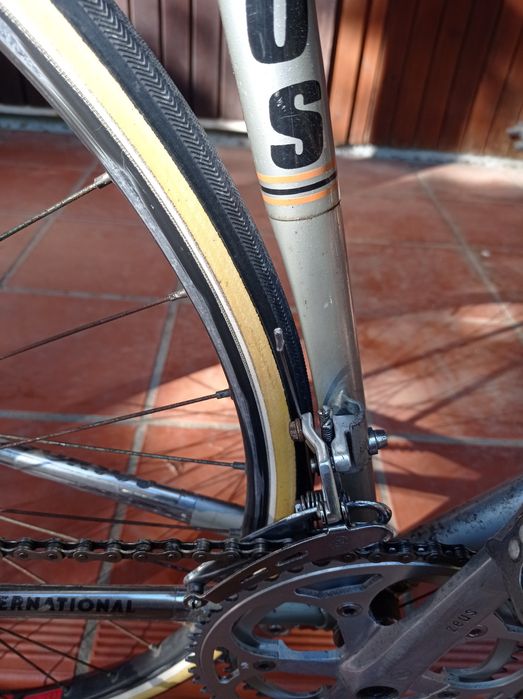 Bicicleta de estrada antiga cosmos