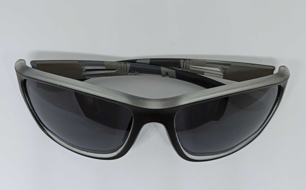 Okulary przeciwsłoneczne w etui.