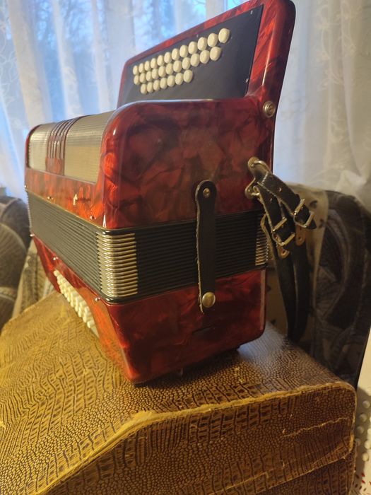 Продам гармонь гармошка хромка