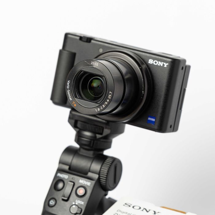 Aparat kompaktowy Sony ZV1 z dodatkowymi bateriami i uchwytem