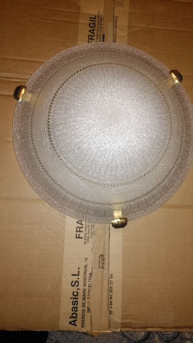 Vários candeeiros de tecto, a maior parte são de gesso