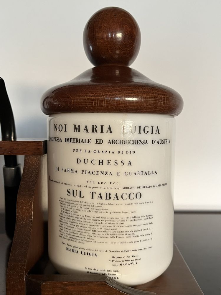 Suporte antigo em madeira com 2 cachimbos e frasco para tabaco