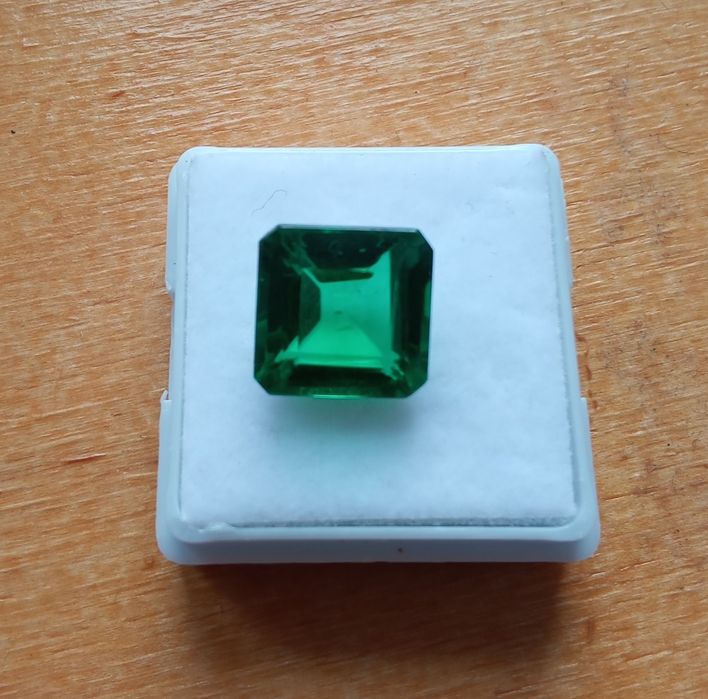 Esmeralda com Certificado por IA baseado nas fotos