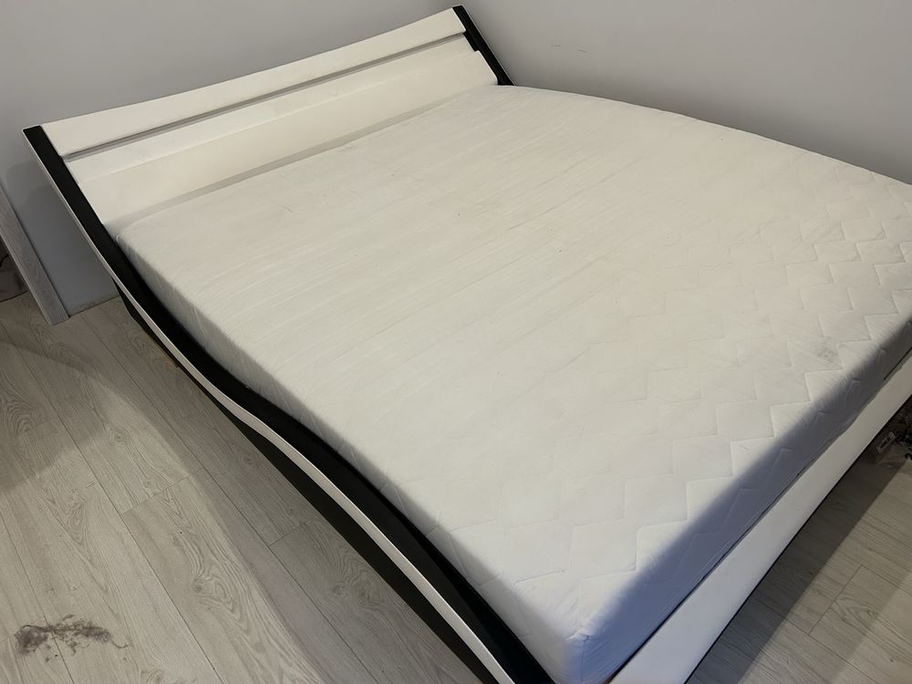 Łóżko so sypialni