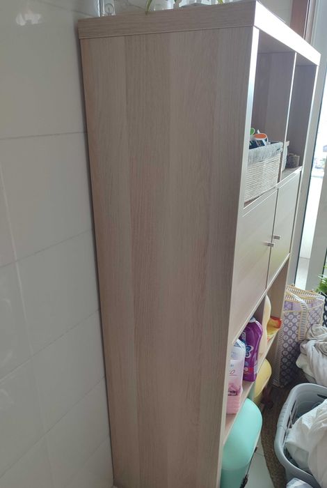 Estante IKEA com duas portas