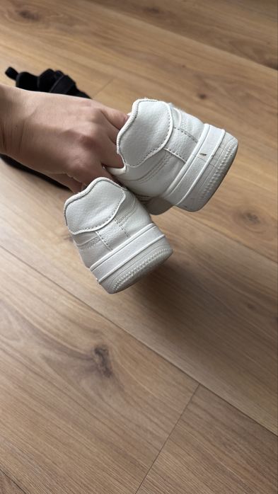 Білі кросівки унісекс