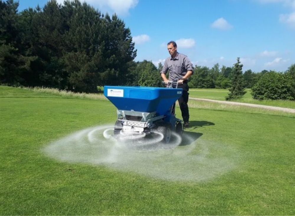 Wynajme rozsiewacz do piasku piaskarka nawozu kompostu aerator