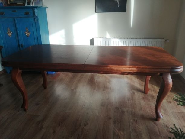 Solidny duży drewniany stół