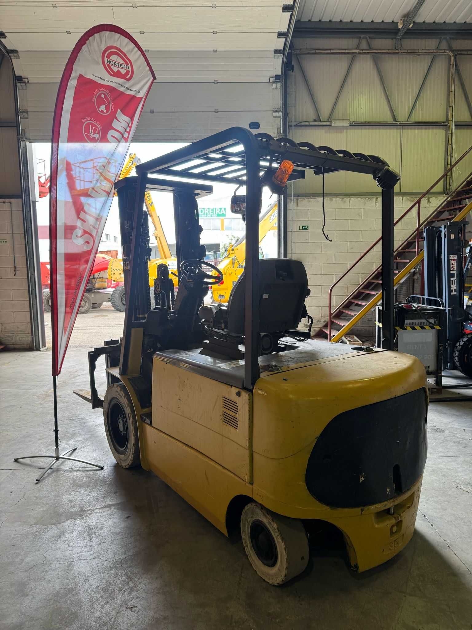 Empilhador Eletrico (CAT FB35) Usado (3,5Ton)