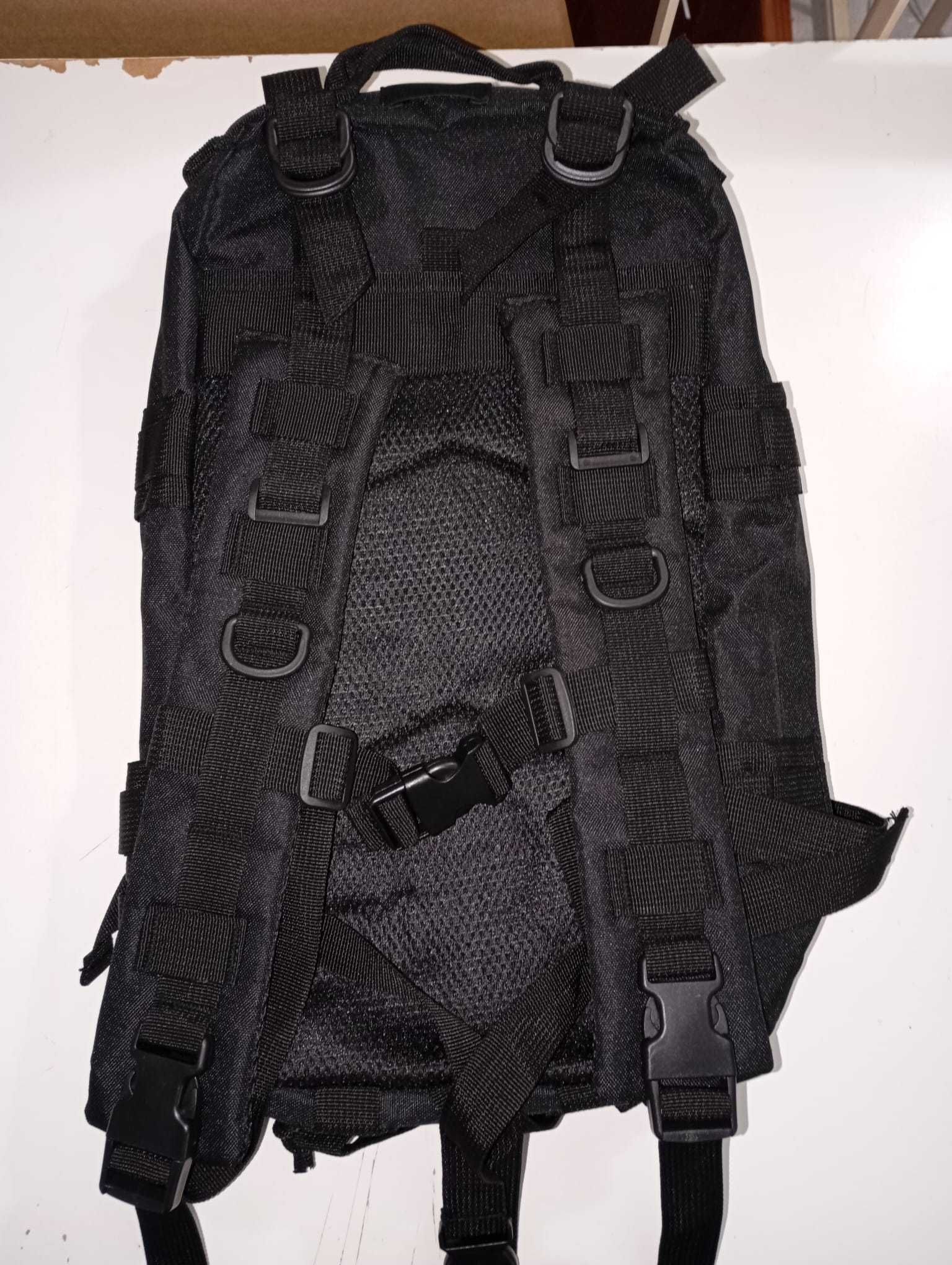 Mochila tática preta 30L - resistente, prática e confortável