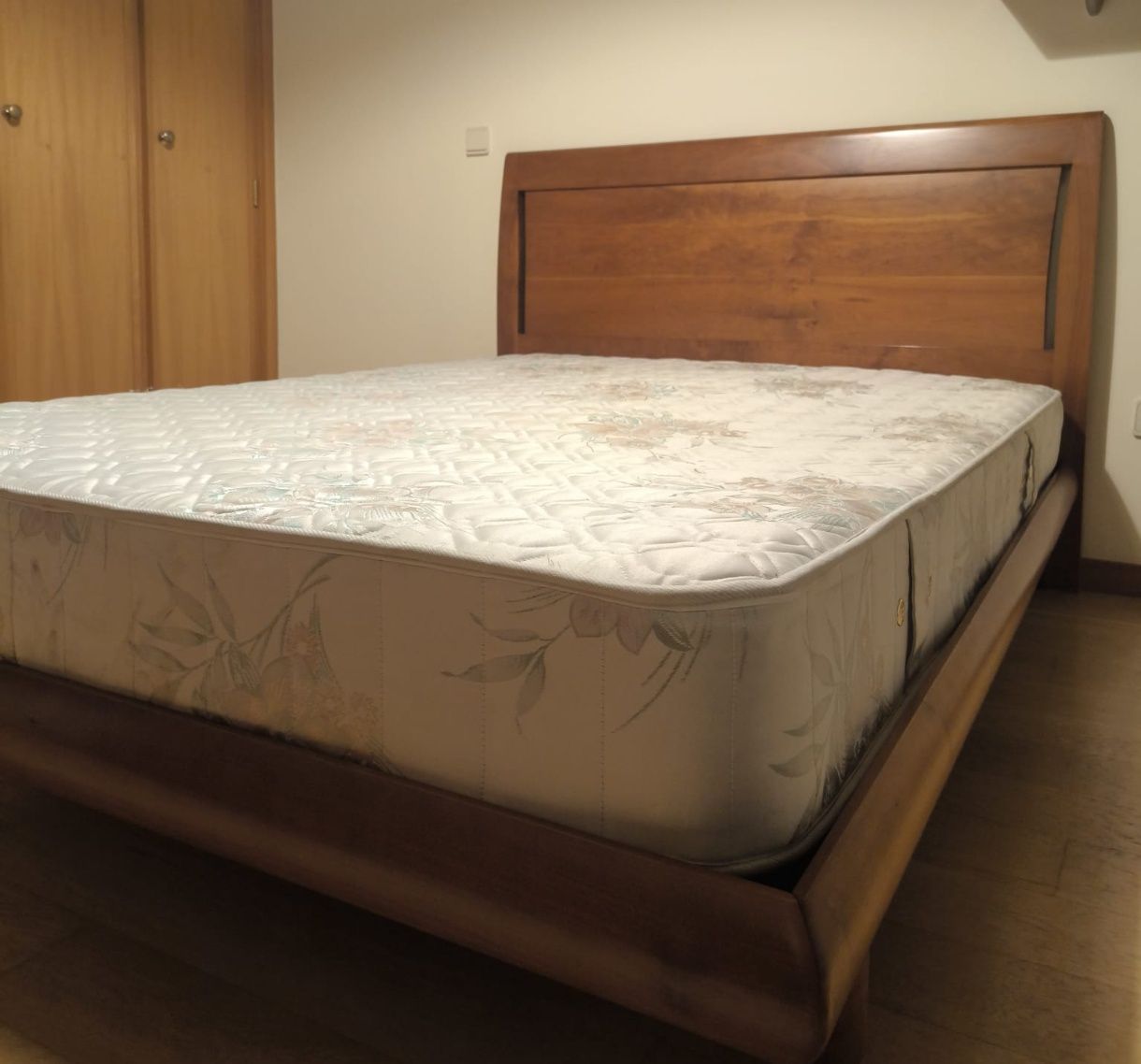 Comuda 5 gavetas + cama + mesas de cabeceira