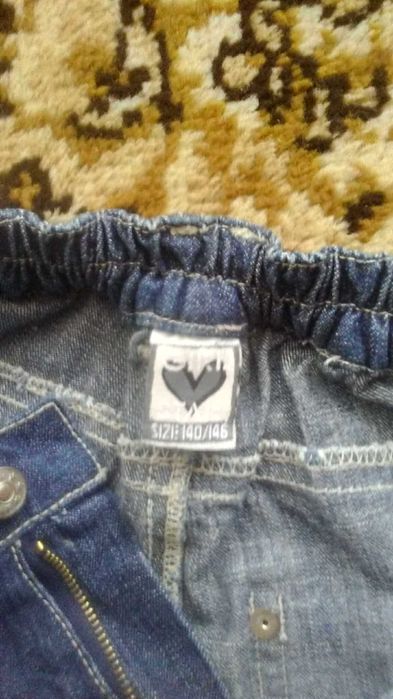 Широкі прямі джинси