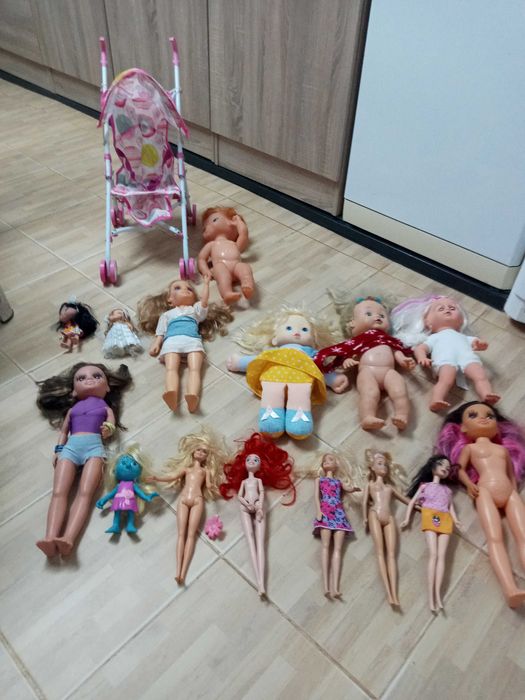 15 bonecas e 1 carrinho de brincar