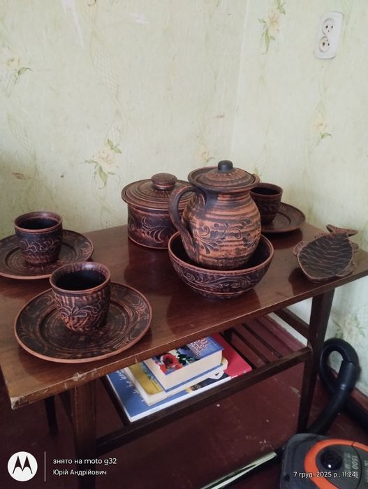 Набір глиняної посуди,новий,стоїть без діла