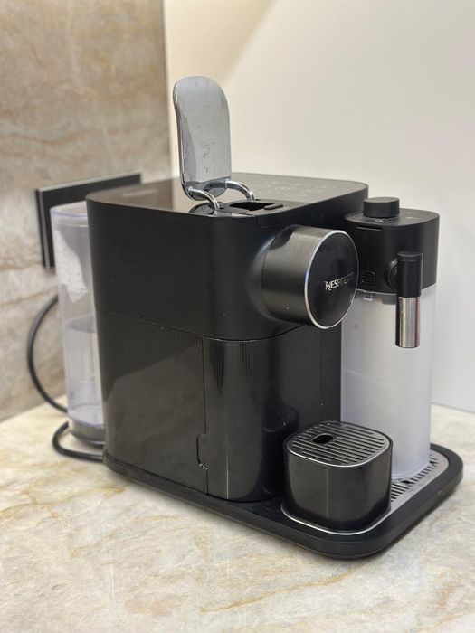 Máquina de Café Nespresso com Depósito de Leite – Excelente Estado